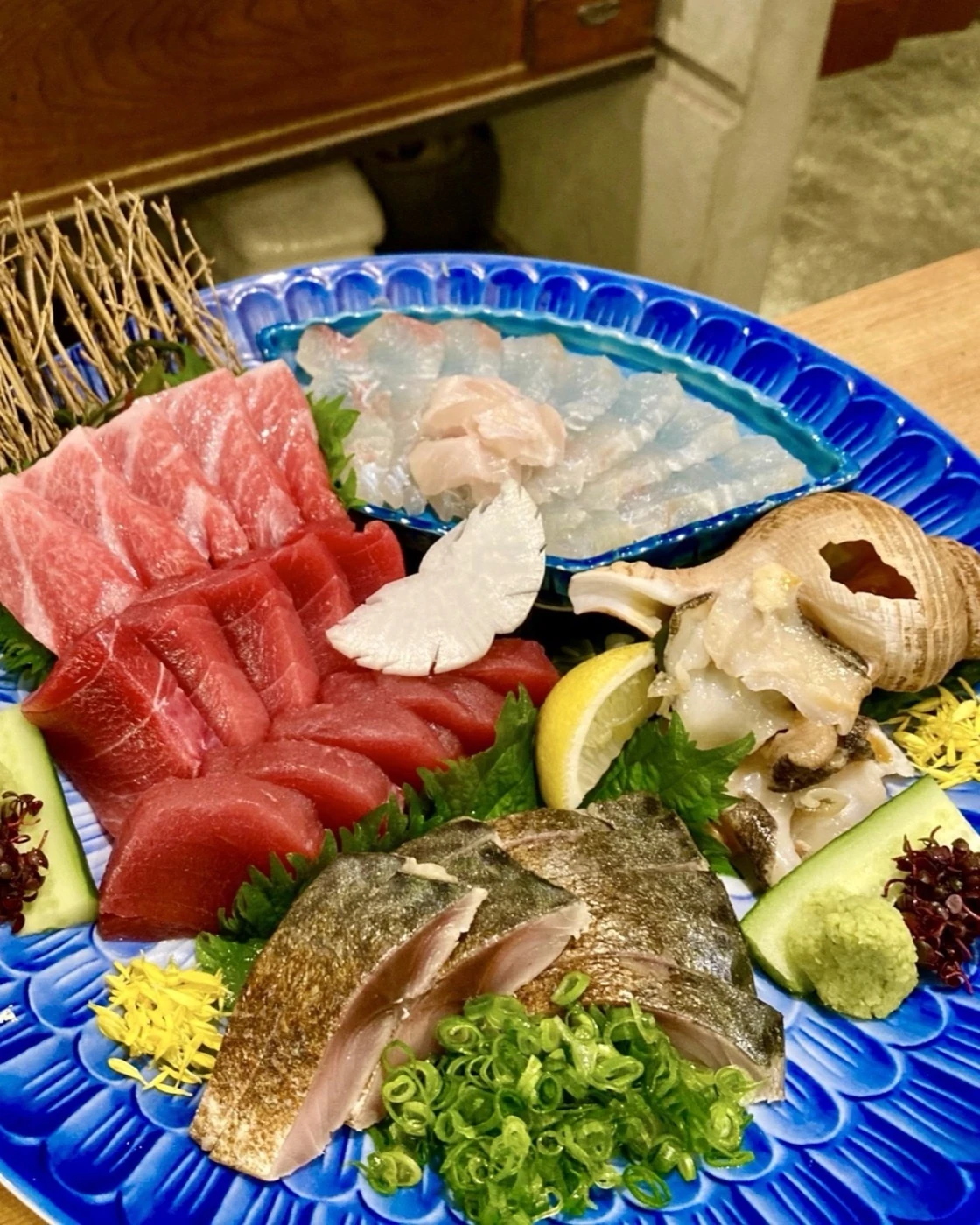 刺身の盛り合わせ。まぐろ以外の魚も扱います。